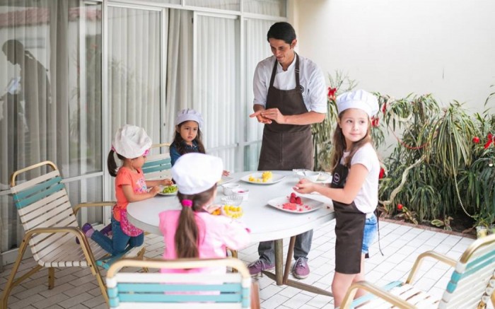 niños jugando a la cocina